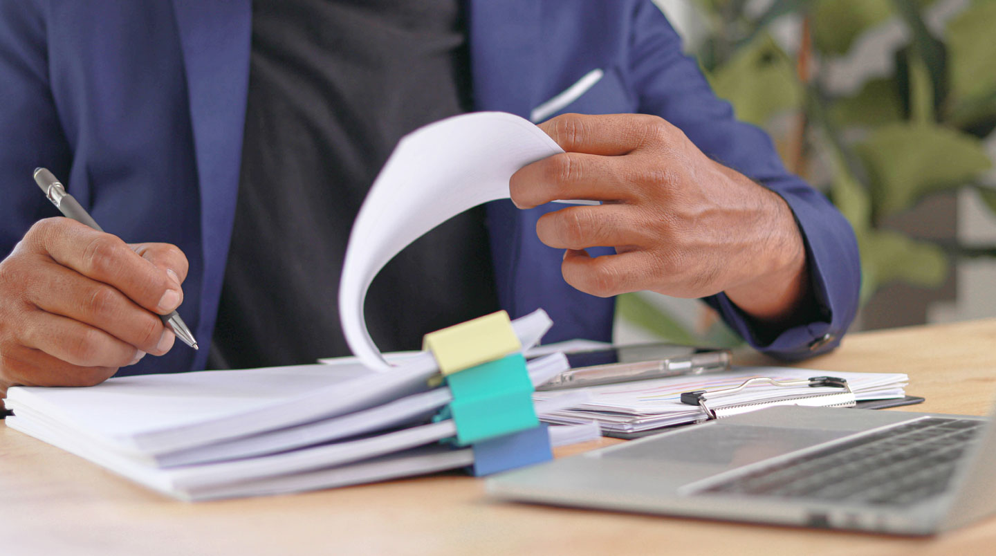 Dossier de demande de prêt immobilier organisé avec documents administratifs français étiquetés par catégories sur un bureau