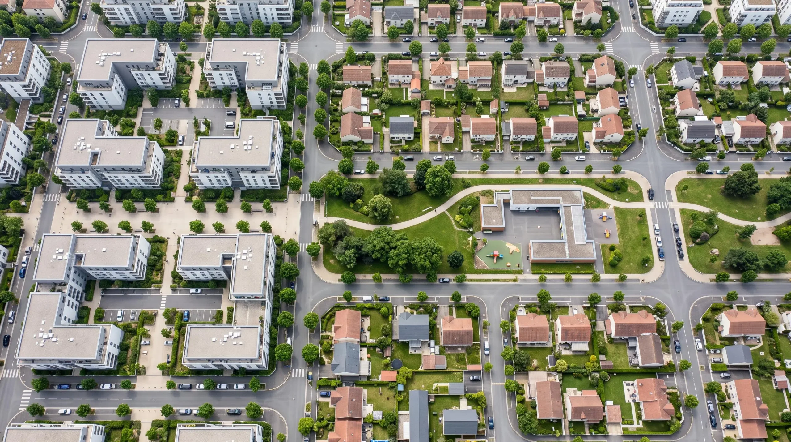 Vue aérienne d'une zone résidentielle de banlieue française avec immeubles collectifs et pavillons individuels